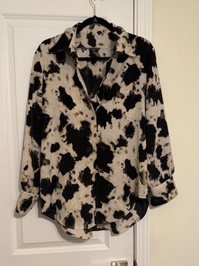Women's Black and Cream Printed Button-Up Blouse